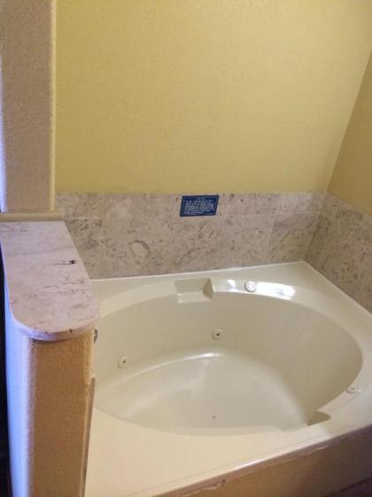 Cotulla Executive Inn - image 13