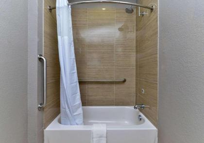 Scottish Inn & Suites Cotulla TX - image 9