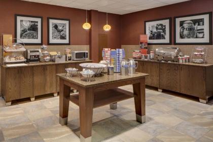 Hampton Inn Council Bluffs - image 10