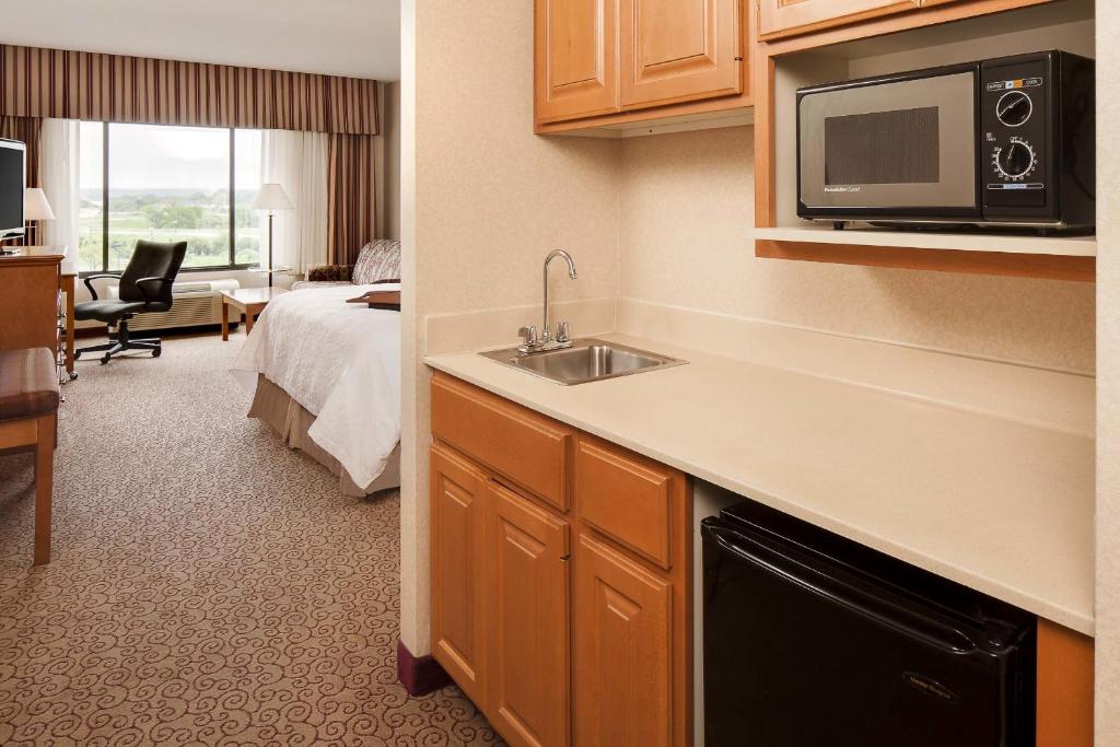 Hampton Inn Council Bluffs - image 2