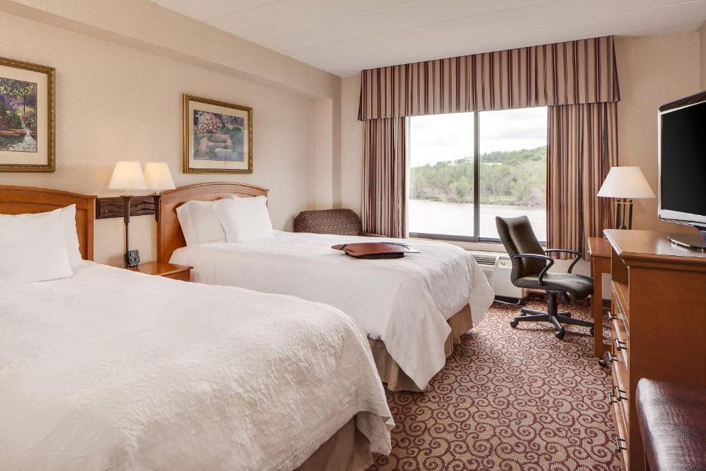 Hampton Inn Council Bluffs - image 3