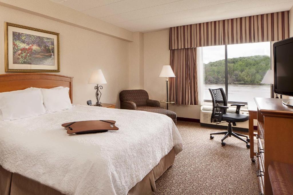 Hampton Inn Council Bluffs - image 7
