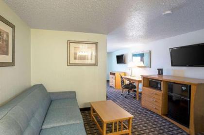Quality Inn and Suites Council Bluffs - image 11
