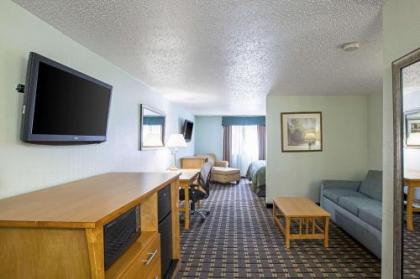 Quality Inn and Suites Council Bluffs - image 13