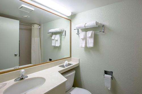 Quality Inn and Suites Council Bluffs - image 3