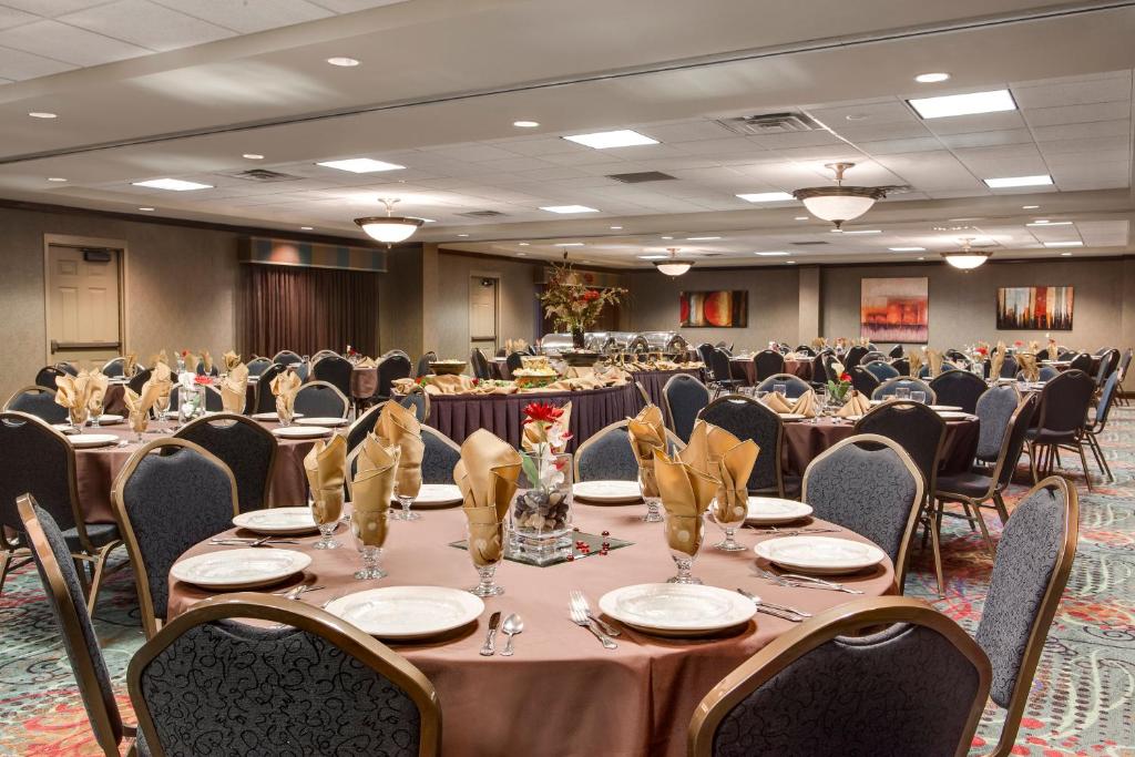Holiday Inn Hotel & Suites Council Bluffs an IHG Hotel - image 2