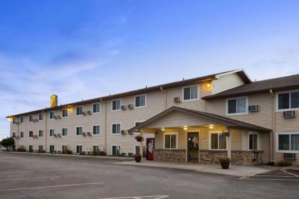 Super 8 by Wyndham Council Bluffs IA Omaha NE Area - image 1