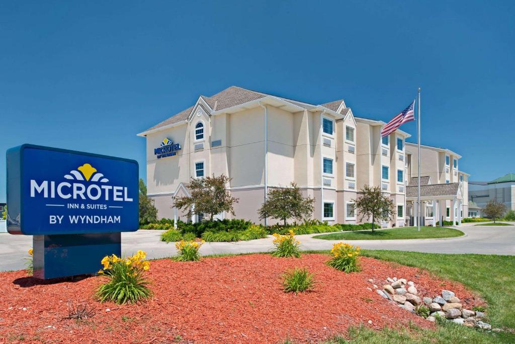 Microtel Inn & Suites by Wyndham Bluffs - main image