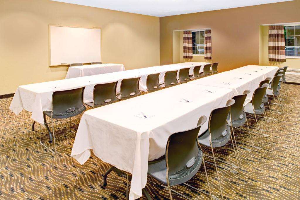 Microtel Inn & Suites by Wyndham Bluffs - image 6