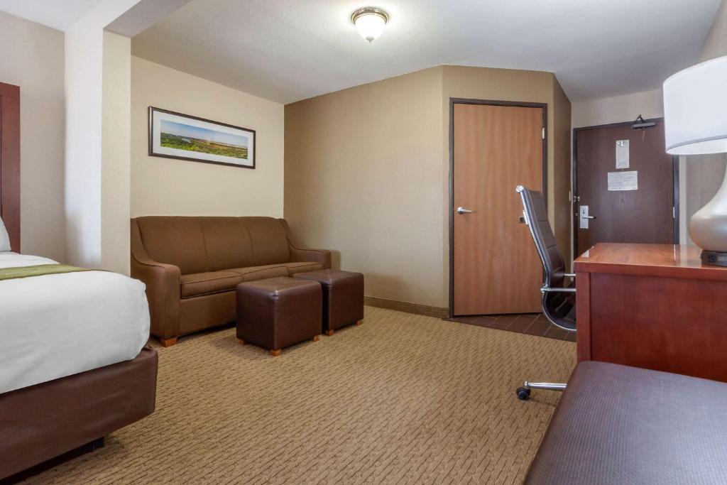 Comfort Suites Omaha East-Council Bluffs - image 3