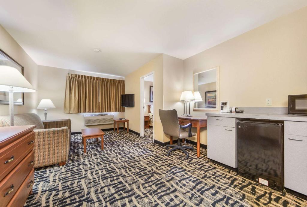 Rodeway Inn Cozad - image 7