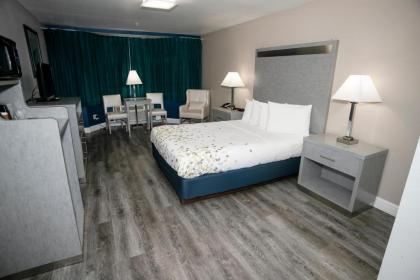 Anchor Beach Inn - image 10