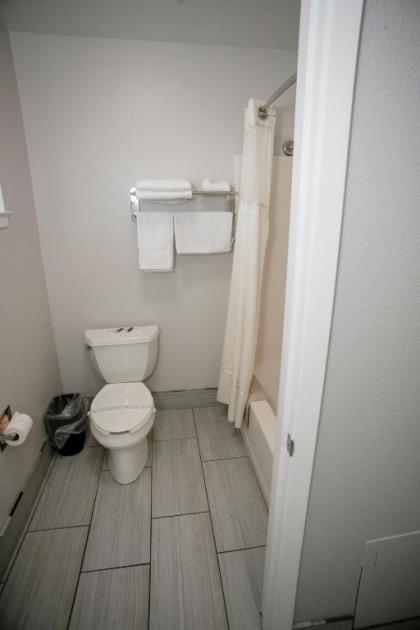 Anchor Beach Inn - image 15