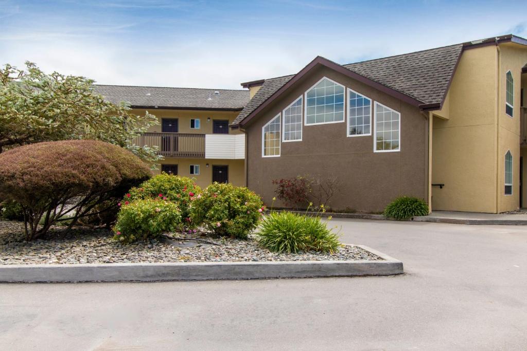 Anchor Beach Inn - image 5