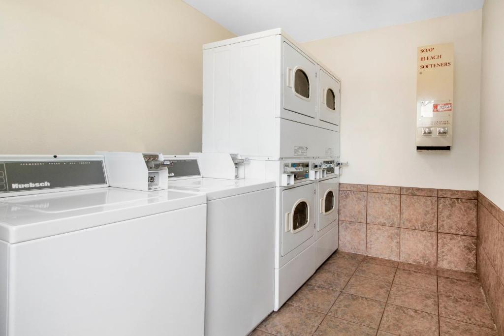 Anchor Beach Inn - image 6