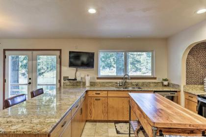 Crescent City Home with Deck - 15 mins to Beach - image 14