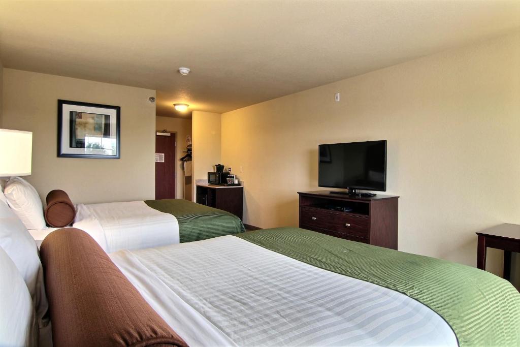 Cobblestone Hotel and Suites - Crookston - image 3