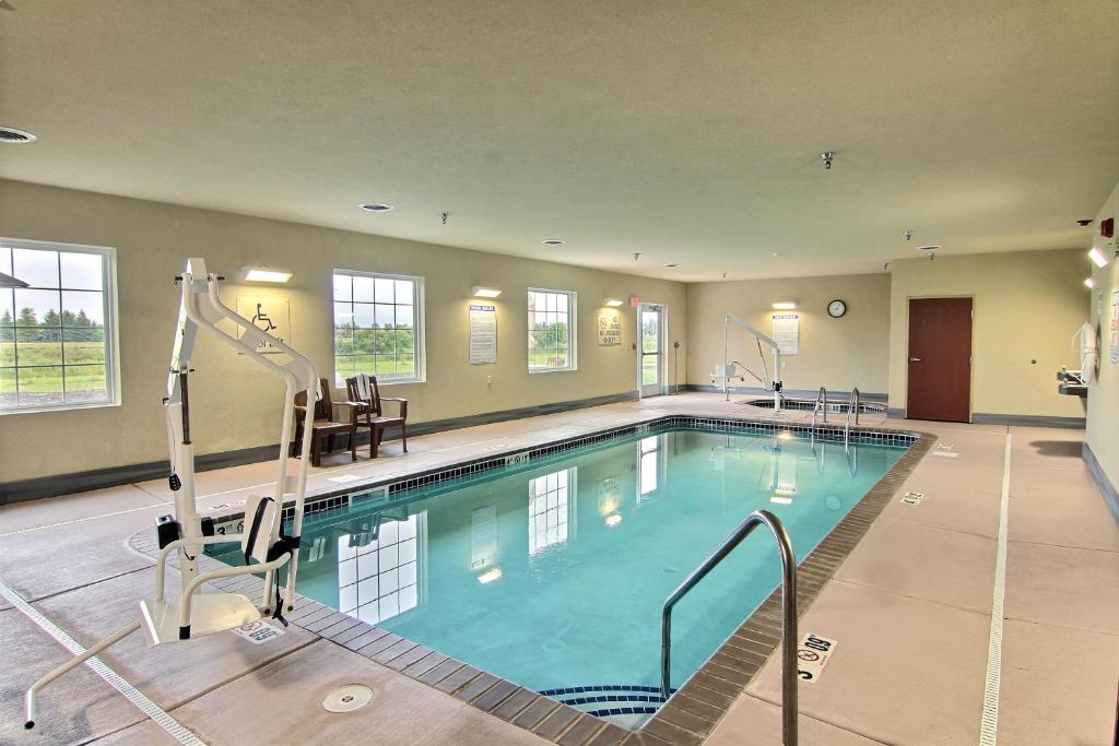Cobblestone Hotel and Suites - Crookston - image 7