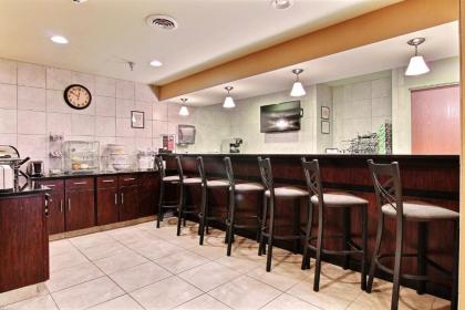 Cobblestone Hotel and Suites - Crookston - image 9