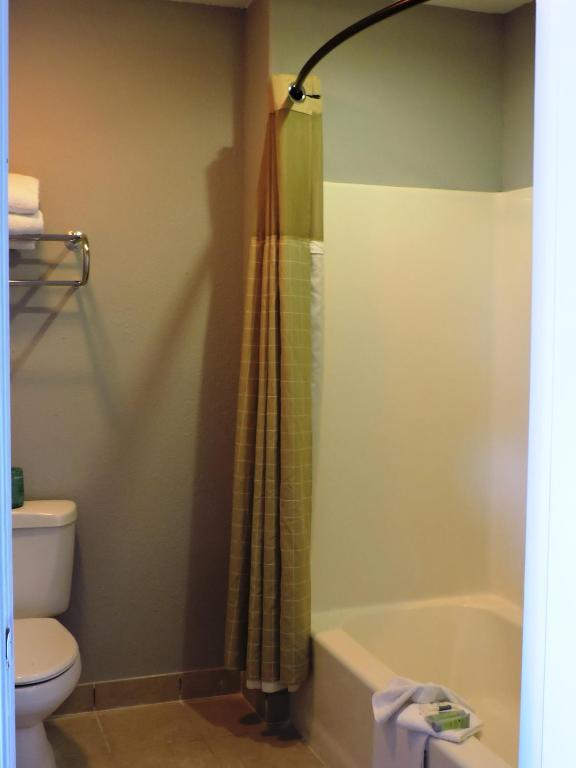 Riata Inn - Crystal City - image 6