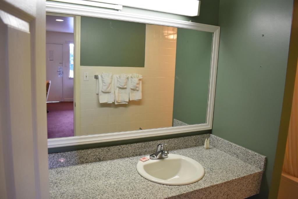 Red Carpet Inn & Suites Culpeper - image 2