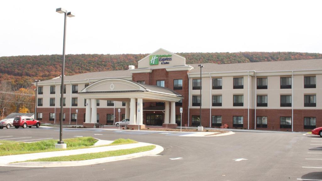 Holiday Inn Express & Suites La Vale/Cumberland an IHG Hotel - main image