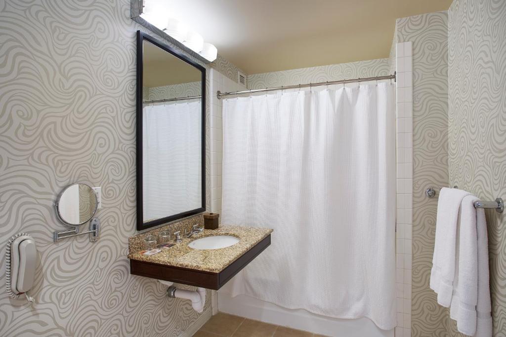 Juniper Hotel Cupertino Curio Collection by Hilton - image 2