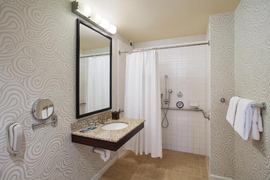 Juniper Hotel Cupertino Curio Collection by Hilton - image 3