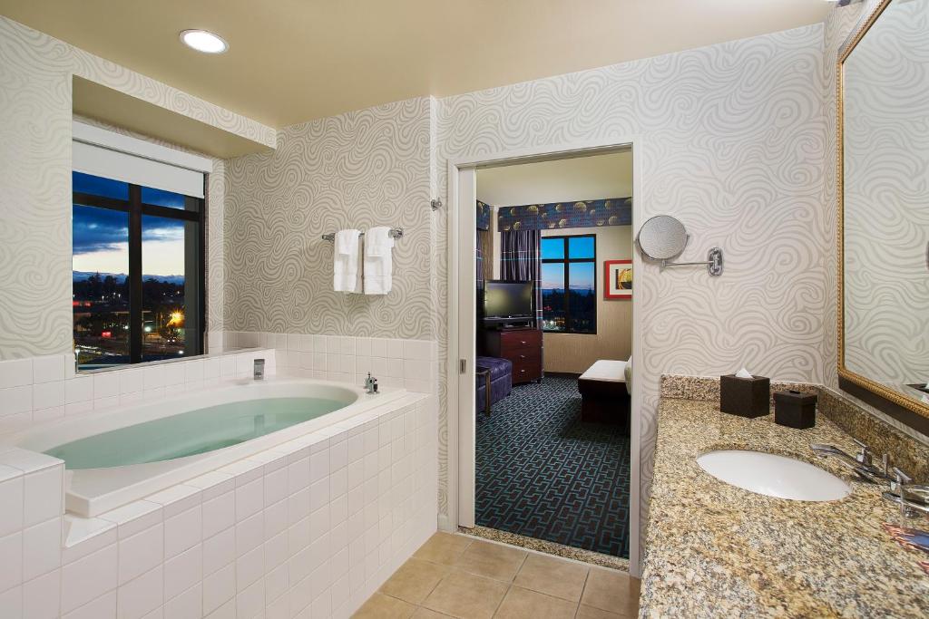 Juniper Hotel Cupertino Curio Collection by Hilton - image 5