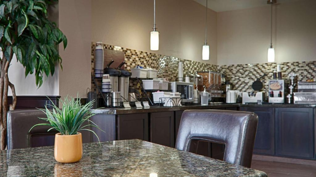 Best Western Plus Cushing Inn & Suites - image 3
