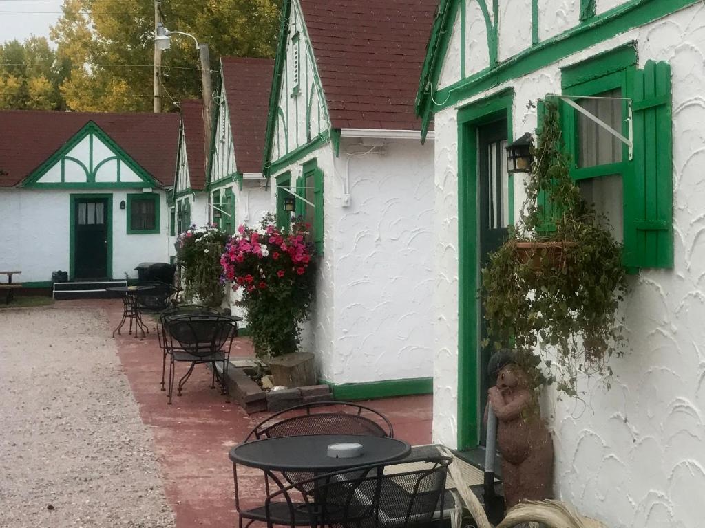 Chalet Motel - main image