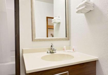 Super 8 by Wyndham Cut Bank - image 3
