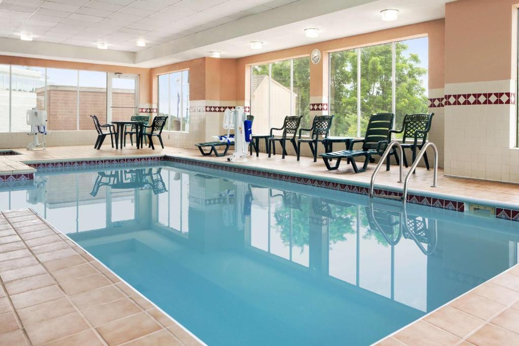 Country Inn & Suites by Radisson Cuyahoga Falls OH - main image