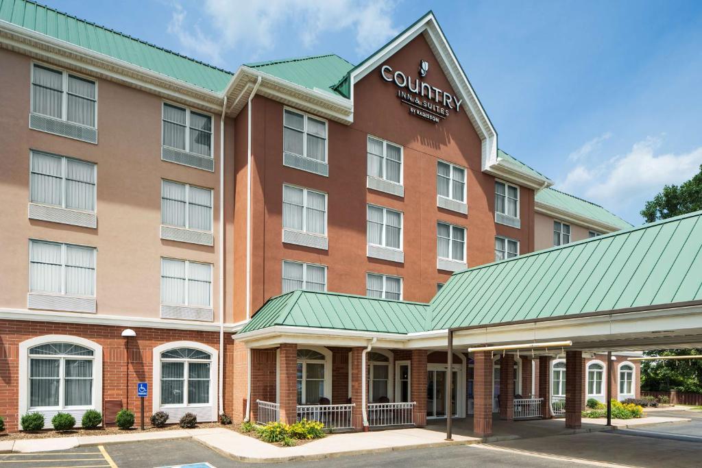 Country Inn & Suites by Radisson Cuyahoga Falls OH - image 2