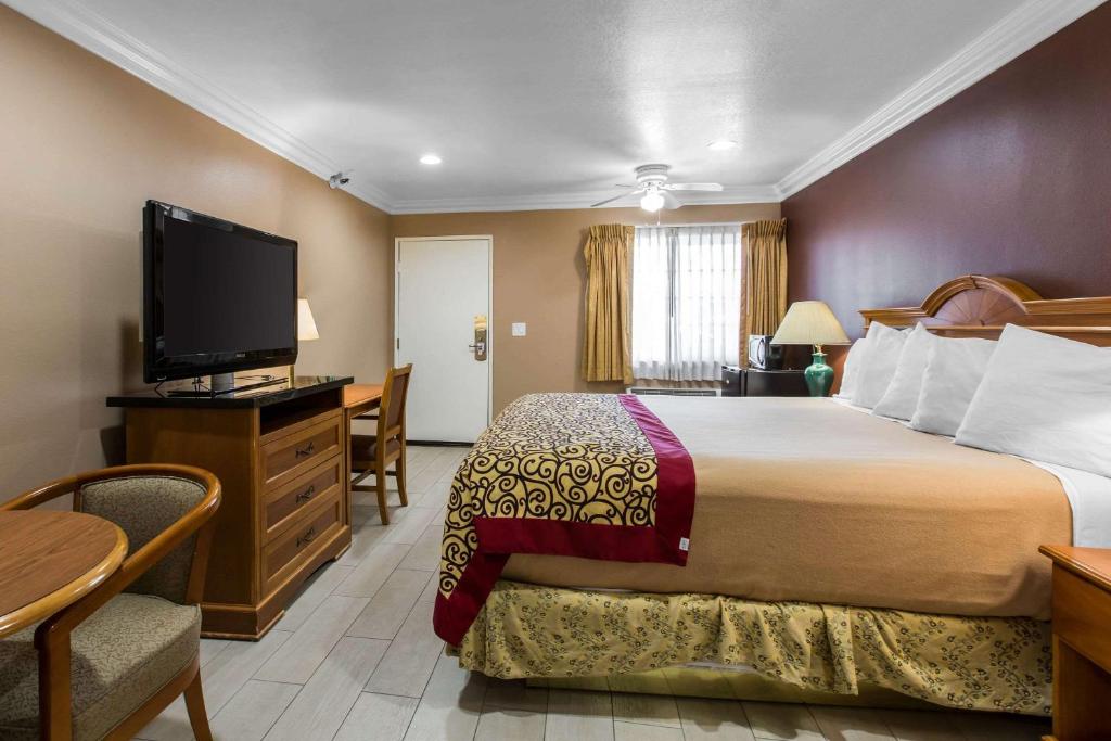 Rodeway Inn Cypress - image 5