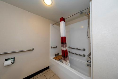 Red Roof Inn & Suites Biloxi - image 3
