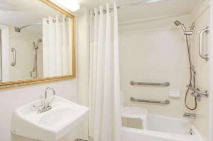 Days Inn by Wyndham Biloxi Beach - image 4