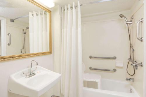 Days Inn by Wyndham Biloxi Beach - image 4