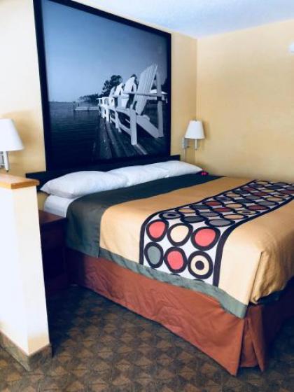 Super 8 by Wyndham Diberville Biloxi Area - image 2