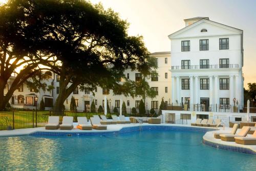 White House Hotel - main image