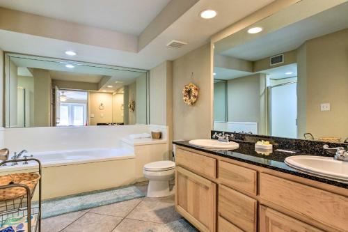 Ground-Floor Condo Walk to Beach and Casino! - image 3