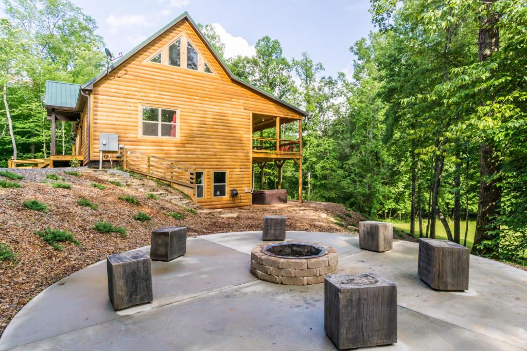 Foothills Family Retreat - 7 Bedrooms Hot Tub & Playground - main image