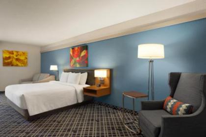 Hilton Garden Inn Dallas/Market Center - image 2