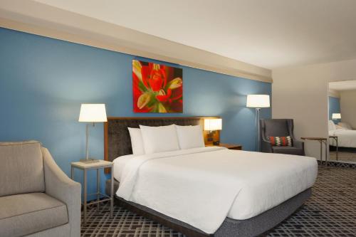 Hilton Garden Inn Dallas/Market Center - image 3