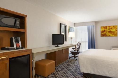 Hilton Garden Inn Dallas/Market Center - image 4