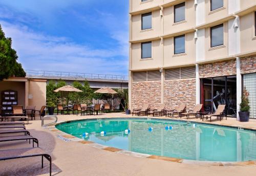 Holiday Inn Market Center an IHG Hotel - image 3