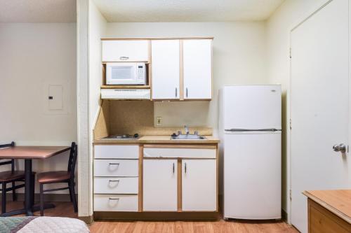 HomeTowne Studios by Red Roof Dallas - North Addison - Tollway - image 2