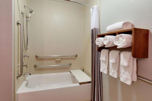 La Quinta by Wyndham Dallas Love Field - image 3