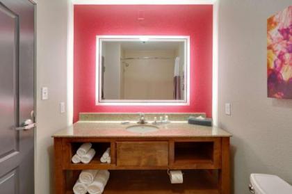 La Quinta by Wyndham Dallas Love Field - image 5