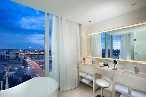 HALL Arts Hotel Dallas Curio Collection by Hilton - image 5